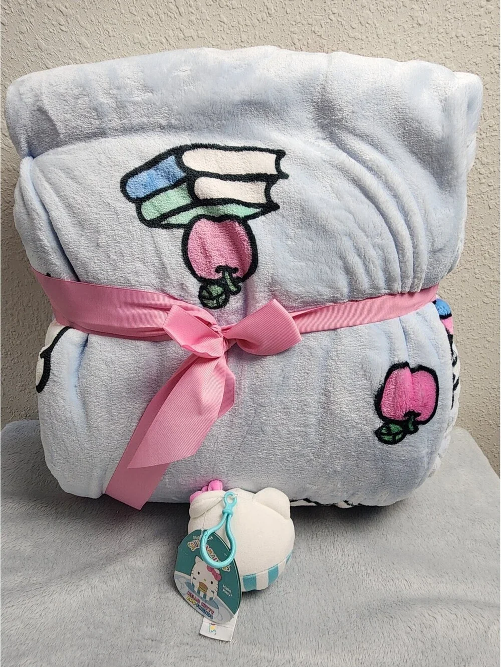 🙀HELLO KITTY FULL QUEEN APPLES AND BOOK PLUSH BLANKET W PLUSH MASCOT CLIP!